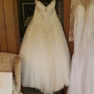 Size 12-14 wedding dress buttons all the way down.